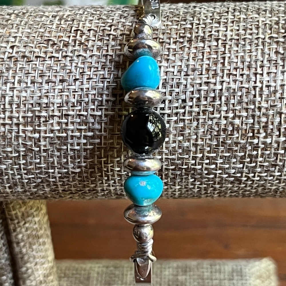 Vintage Native American sterling silver signed, turquoise & black onyx bracelet!